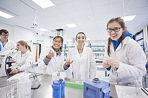 BTA-Schüler pipettieren im mikrobiologischen Labor © Claudia Hoehne